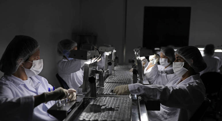 Técnicos do Instituto Butantan trabalham na fabricação da vacina