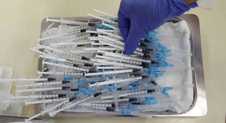 Adolescentes serão vacinados a partir de agosto com doses da Pfizer