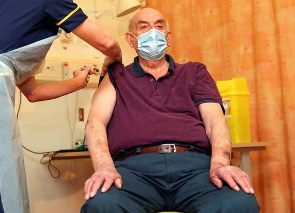 De acordo com o infectologista, o caso dos Estados Unidos é bastantesemelhante ao de diversos países da Europa, como Reino Unido, Portugal eEspanha. Todos têm a maioria de sua população totalmente vacinada contra acovid-19, mas fizeram uma reabertura precoce dos estabelecimentos e agora estãovendo o número de casos subir