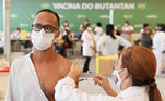 A healthcare worker receives the Sinovac coronavirus disease (COVID-19) vaccine at the Hospital das Clinicas in Sao Paulo, Brazil January 18, 2021. REUTERS/Amanda Perobelli