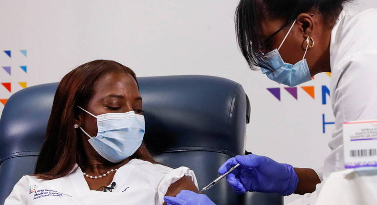 Enfermeira de Nova York foi a primeira vacinada contra a covid-19 nos Estados Unidos