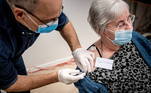 DINAMARCA - A senhora Jytte Margrete Frederiksen, de 83 anos, também está vacinada com a primeira dose da vacina da Pfizer-BioNTech. A aplicação ocorreu neste domingo (27) na localidade de Ishoj