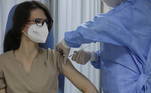 ROMÊNIA - Membro da equipe médica é vacinado com o imunizante da Pfizer-BioNTech no Instituto de Doenças Infecciosas Matei Bals, na capital Bucharest