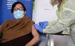 CHIPRE - Ainda no país, Panayiota Loizou, 88, também foi imunizada no mesmo local