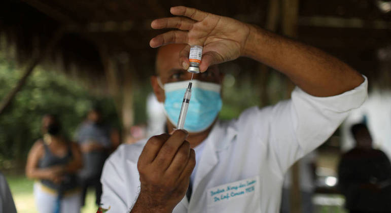 Agente de saúde prepara CoronaVac para vacinar membros quilombolas de Magé, no Rio