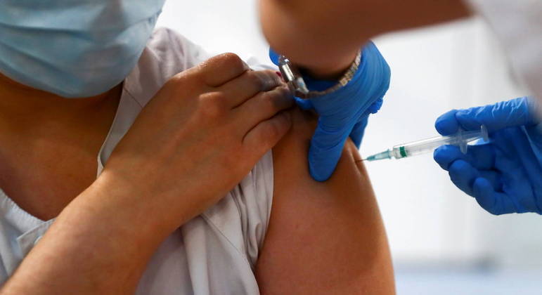 Vacinação de idosos acima de 90 anos foi antecipada
