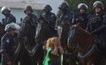 Assim como aconteceu na tarde de ontem, a cavalaria da Polícia Militar mais uma vez atuou para ajudar a expulsar os manifestantes antidemocráticos do acampamento na capital federal 