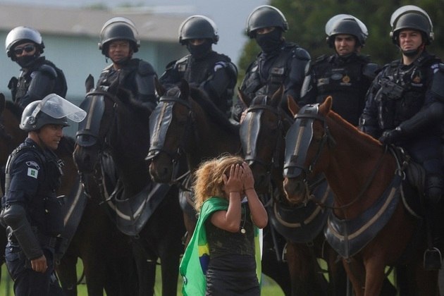 Assim como aconteceu na tarde de 8 de janeiro, a cavalaria da Polícia Militar atuou para ajudar a expulsar os manifestantes antidemocráticos do acampamento na capital federal