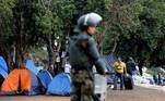 Policiais da tropa de choque, com capacete e escudo, também participaram da ação contra os manifestantes em frente ao QG do Exército, em Brasília