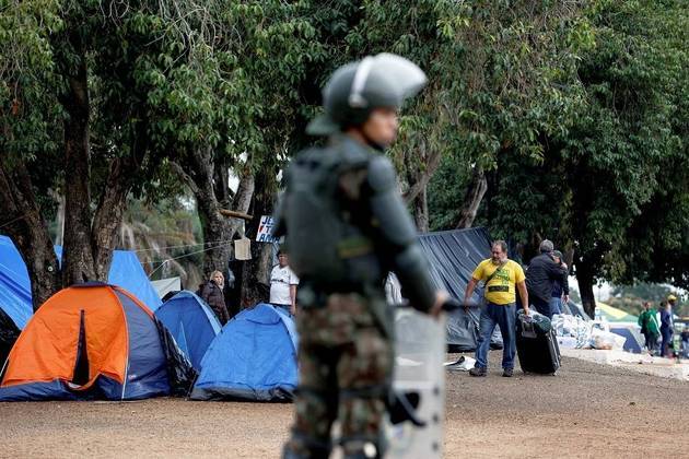 Policiais da tropa de choque, com capacete e escudo, também participaram da ação contra os manifestantes em frente ao QG do Exército, em Brasília