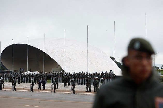 As sedes dos Três Poderes, em Brasília, estavam totalmente cercadas por homens que fazem a segurança do local