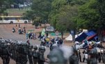 Assim que os policiais chegaram ao acampamento, alguns manifestantes se organizaram e saíram rapidamente, com medo de serem presos, assim como aconteceu com os vândalos que invadiram as sedes dos Três Poderes na tarde de domingo