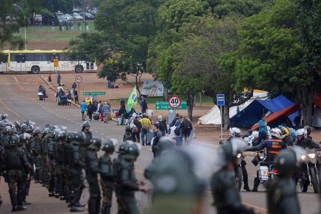 Assim que os policiais chegaram ao acampamento, alguns manifestantes se organizaram e saíram rapidamente, com medo de serem presos. O mesmo aconteceu com os vândalos que invadiram as sedes dos Três Poderes na tarde de 8/1