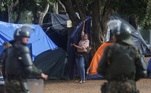 Na manhã de segunda-feira (9 de janeiro), policiais militares desmontaram o acampamento de manifestantes extremistas em frente ao QG do Exército, em Brasília. A ação aconteceu após o ministro do Supremo Tribunal Federal Alexandre de Moraes ter determinado a desocupação do local durante a madrugada