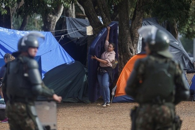 Na manhã de segunda-feira (9 de janeiro), policiais militares desmontaram o acampamento de manifestantes extremistas em frente ao QG do Exército, em Brasília. A ação aconteceu após o ministro do Supremo Tribunal Federal Alexandre de Moraes ter determinado a desocupação do local durante a madrugada