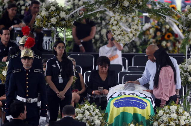 Nesta terça-feira (3), os fãs e torcedores de Pelé têm a oportunidade de se despedir do Rei do Futebol na Vila Belmiro, em Santos. O velório deve acontecer até às 10h, quando o corpo segue em cortejo até o canal 6 da cidade do litoral, onde mora a mãe de Pelé. O sepultamento do maior atleta do século está previsto para às 14h, no Memorial Necrópole EcumênicaACOMPANHE AO VIVO O VELÓRIO DE PELÉ