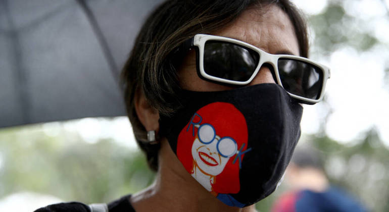 Fã de Rita Lee usa máscara com desenho da cantora para se despedir da Rainha do Rock brasileiro