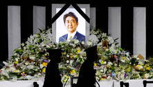 Com flores e salva de tiros, Japão se despede de Shinzo Abe
