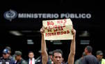 Com um cartaz, este manifestante pede: 'Sem mais crimes contra a humanidade'. Trata-se de um recado endereçado à gestão Maduro na Venezuela