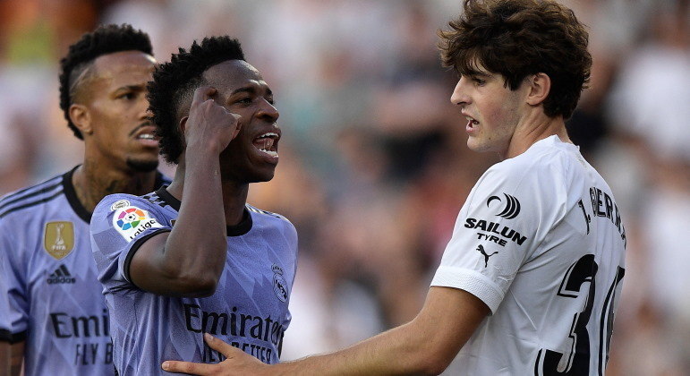 Valencia x Real Madrid - 22 de maio de 2023Pela décima vez, Vini Jr. precisou mais uma vez enfrentar insultos racistas na Espanha. O jogador identificou o torcedor e denunciou-o ao árbitro, mas nada foi feito. Em seguida, com a partida paralisada, a torcida do Valencia proclamou gritos de 'macaco' direcionados ao camisa 20. Até o momento, este é o caso que mais gerou repercussão, tanto no país quanto internacionalmente. Autoridades brasileiras e do próprio clube já se manifestaram e prometeram cobrar punições. Vinicius também pediu, mais uma vez, por medidas