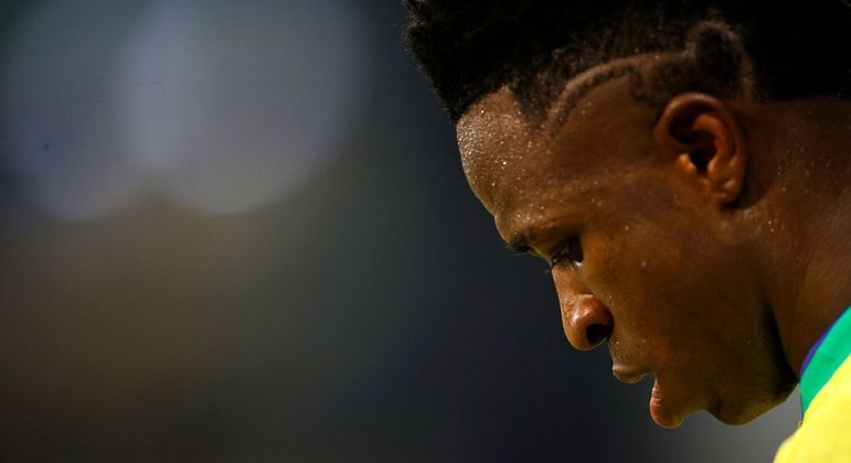Três meses sem jogar futebol. Contusão grave de Vinicius Junior expõe convicções de Diniz