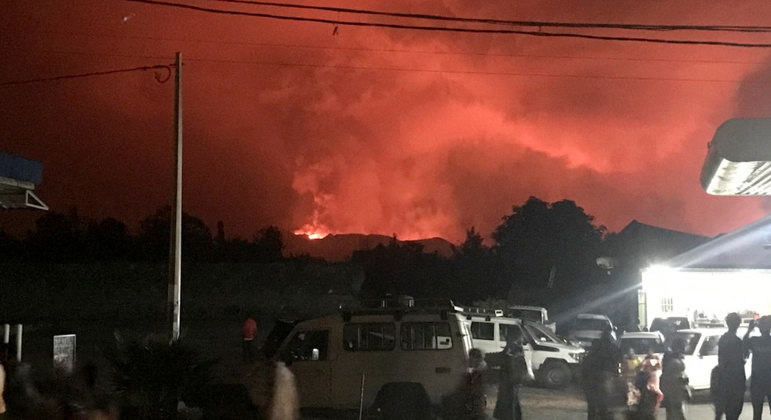 População observa fumaça e chamas expelidas pelo vulcão, perto da cidade de Goma