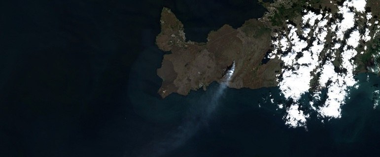 A coluna de fumaça provocada pelo vulcão pode ser vista a milhares de km de distância, desde o espaço sideral