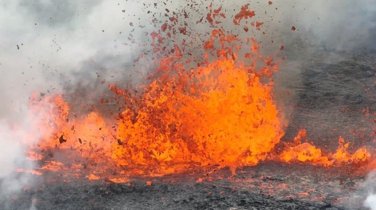 As lavas escorrem com fúria da montanha e atraem curiosos e turistas. As autoridades islandesas já recomendaram ficar longe da nova erupção vulcânica perto de Reykjavik, mas um grupo de espectadores não consegue resistir à atração da lava 