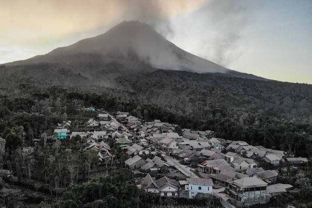 As primeiras explosões do vulcão ocorreram em 11 de março, portanto, há menos de 1 mês