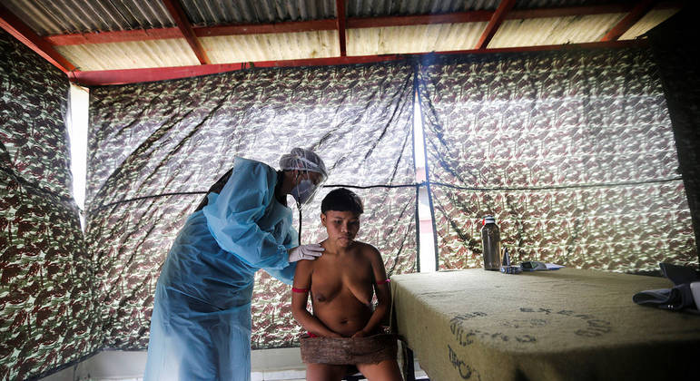 Ianomâmi recebe atendimento em posto de saúde indígena