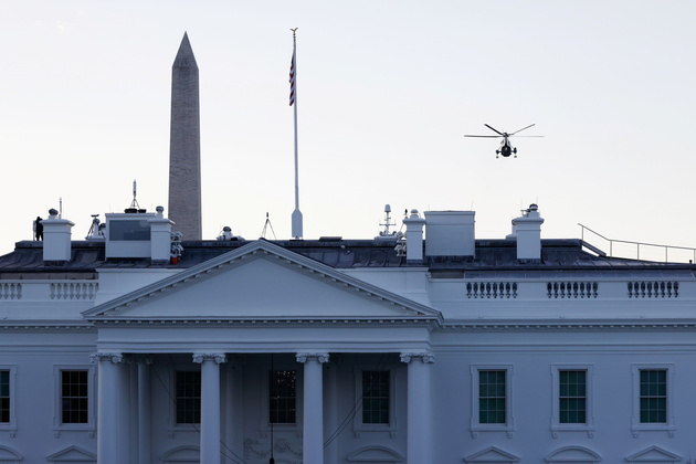 Ao deixar a Casa Branca, Trump e Melania pegaram um helicóptero e deram uma última volta por Washington antes de chegar a base militar