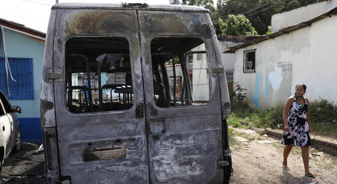 Veículo queimado após ataque de facção criminosa em Manaus 