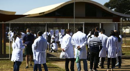 Médicos estrangeiros e brasileiros têm que validar diploma obtido no exterior por meio do Revalida
