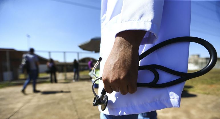 Médicos formados no exterior que desejam atuar no Brasil devem concluir pedido hoje (21)