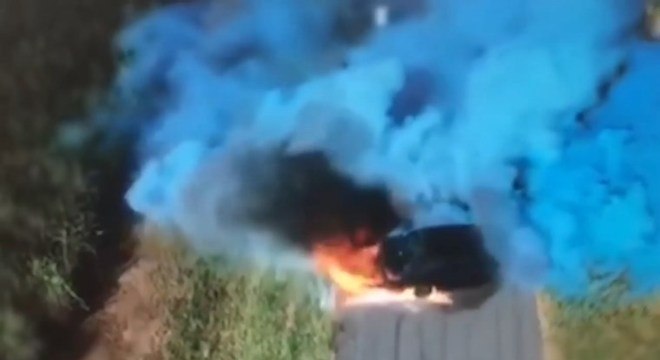 Carro entra em chamas durante festa de revelação de gênero na Austrália