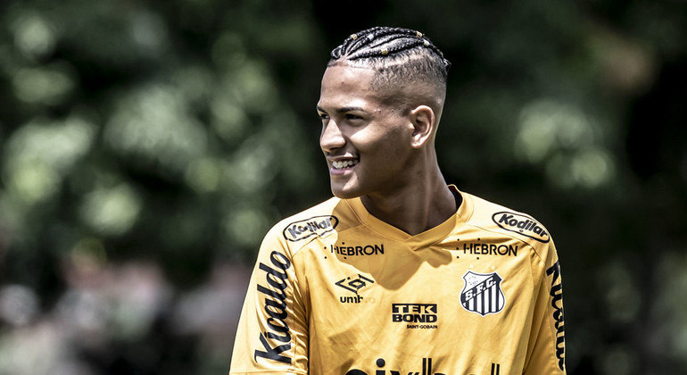 Ângelo, atacante de 18 anos do Santos, está na mira do Flamengo