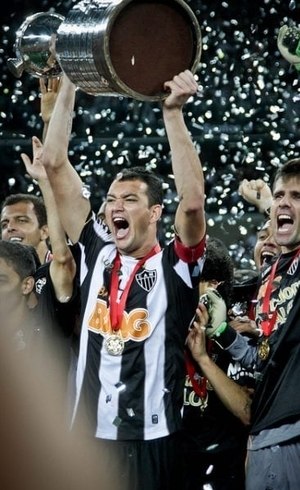 Anunciado pelo Atlético-MG, Réver se despede do Fla: 'Fiz 