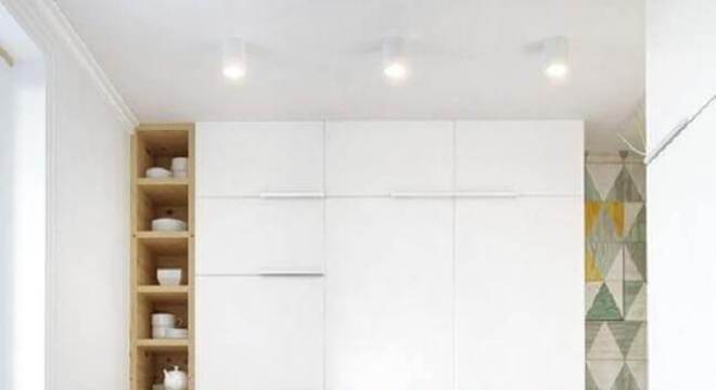 revestimento colorido para cozinha amarela e branca com bancada de madeira clara