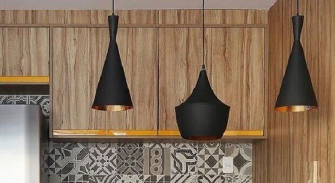 revestimento de madeira para cozinha compacta amarela 