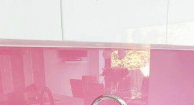 revestimento para cozinha rosa e branca 