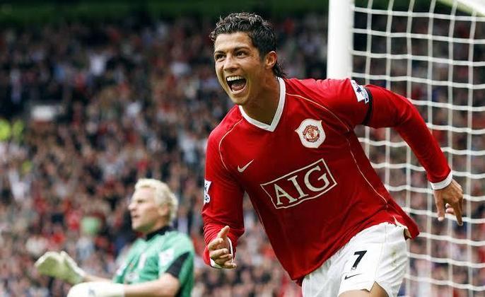 REVIRAVOLTA - Depois da desistência do Manchester City, CR7 foi anunciado oficialmente pelo maior rival: o Manchester United. Cristiano Ronaldo já atuou pelo United por 6 anos, de 2003 a 2009, e empilhou taças e conquistou pela primeira vez o prêmio de melhor jogador do mundo