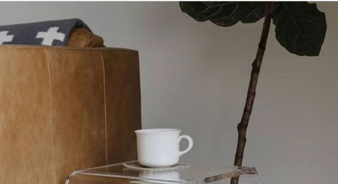 revisteiro - mesa transparente com revisteiro 