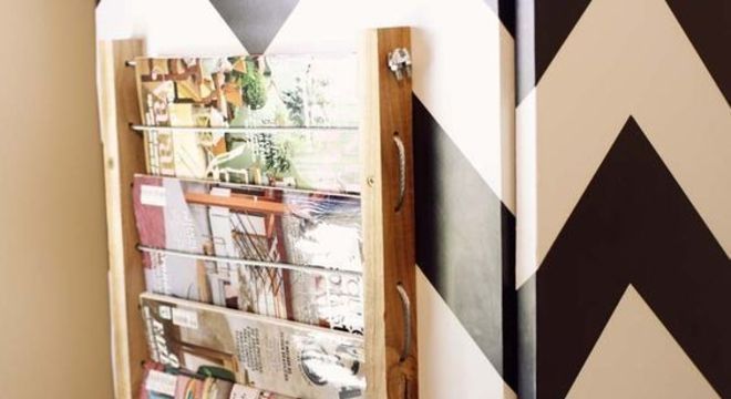 revisteiro - revisteiro de madeira em parede 