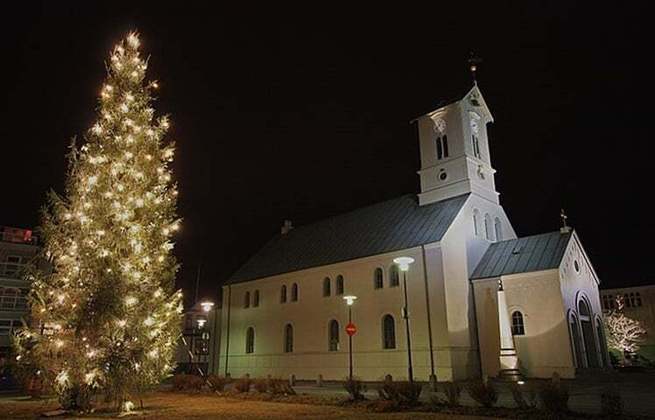 Reykjavik, capital da Islândia, fica ainda mais mágica com as festas. As pessoas visitam o Mercado de Natal na parte mais antiga da cidade para fazer umas  comprinhas. 