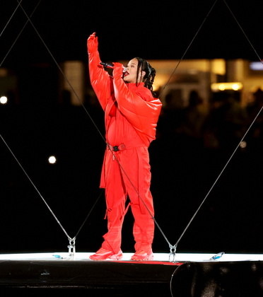 Em aproximadamente 13 minutos de show, a cantora apareceu içada em um palco por um guindaste. Foram só hits: começou com Bitch Better Have My Money, Where Have You Been e Only Girl in the World