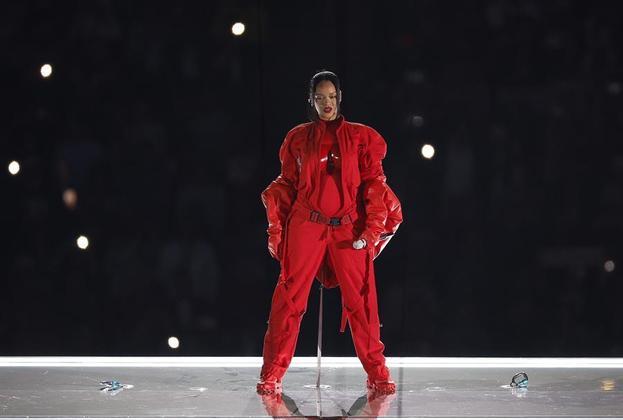 Rihanna voltou a fazer uma apresentação musical após cinco anos e brilhou no show do intervalo do Super Bowl. Sozinha e linda toda de vermelho, a cantora deu a entender que está grávida de seu segundo filho (informação confirmada pelos representantes da cantora à revista Rolling Stone e também ao Hollywood Reporter)