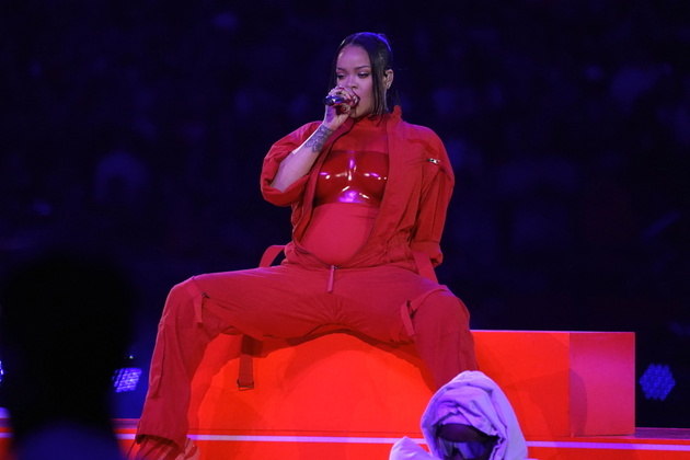 Antes de cantar Rude Boy, Rihanna usou uma batida de funk