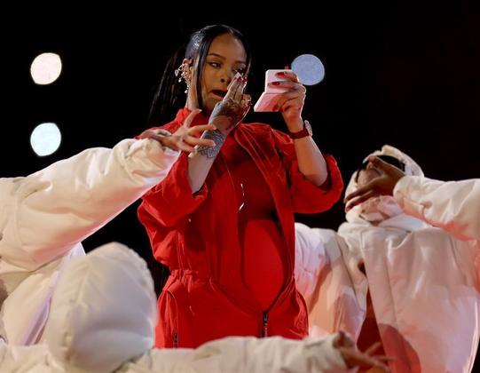 Mesmo em um show tão curto, Rihanna não só conseguiu cantar alguns de seus maiores hits como também parou para se maquiar. Com certeza, aproveitou para fazer a propaganda de sua linha de cosméticos