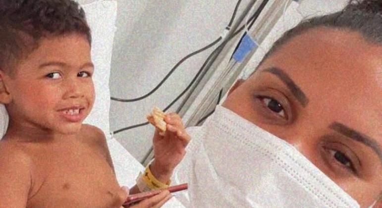 Rhyan se recupera na enfermaria do Hospital da Criança ao lado da mãe, Phyama Ohanna
