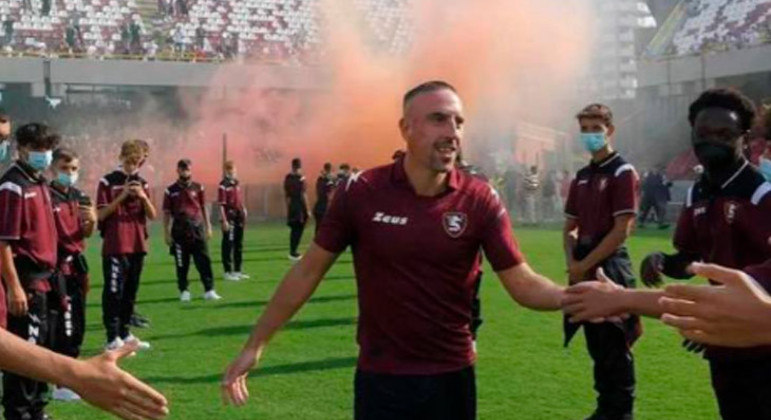 Ribery: melhor jogador da Europa em 2012-2013 e ídolo do Bayern de Munique, Ribery acertou com a recém-promovida Salernitana, da primeira divisão italiana.